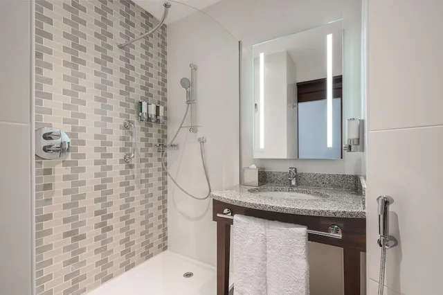 غرفة بسريرين منفصلين وسرير كوين مع أريكة للمدخنين، Hampton By Hilton Dubai Al Barsha 7/7