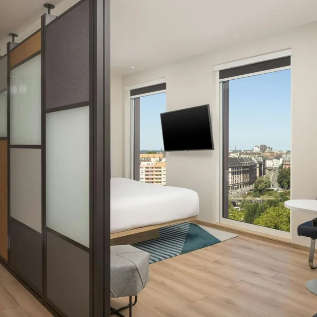 Room, King Bed, City and Cathedral View، Aloft Strasbourg Etoile 6/10