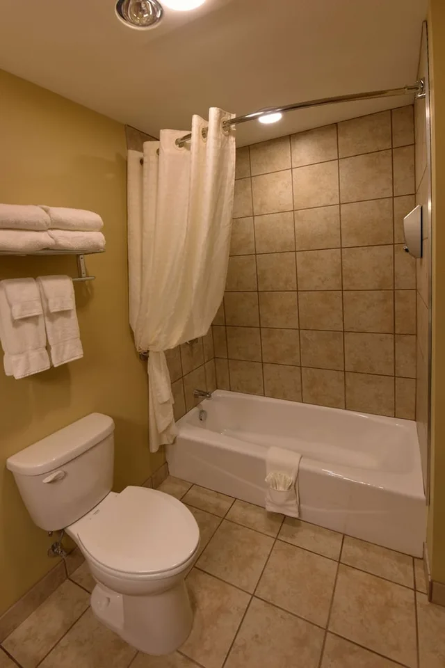 جناح بسرير كينج بمنطقة جلوس بمطبخ، Best Western Plus Vintage Valley Inn 5/5