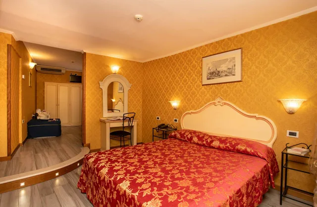 غرفة رباعية بسرير مزدوج وسريرين منفصلين بإطلالة على القناة، Tintoretto Hotel 3/5