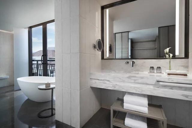 1 Bedroom, Panoramic, Suite, King Bed, Ocean Front, Marriott Yalong Bay 2/2