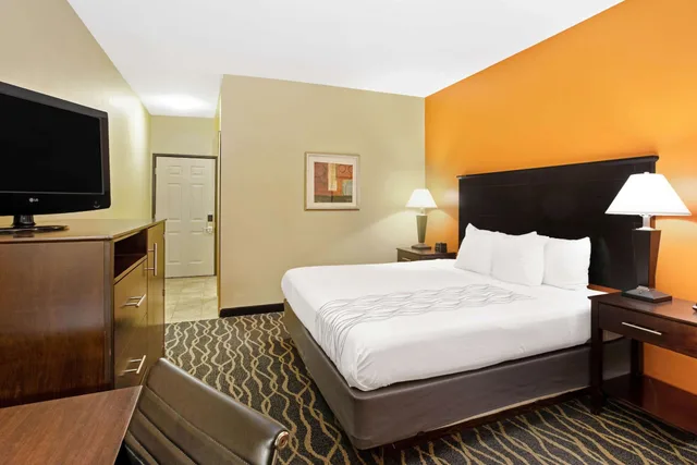 غرفة تنفيذية بسرير كينج، La Quinta Inn & Suites by Wyndham Tulsa Airpt / Expo Square 4/6