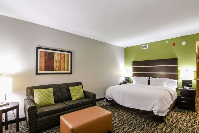غرفة بسرير كينج مع أريكة بمطبخ صغير لذوي الإعاقة، Hampton Inn Foley 8/10