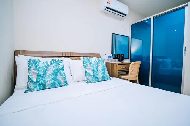 غرفة قياسية بسرير كوين، Swing & Pillows – MyHome Wangsa Maju 1/1