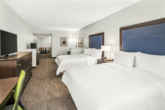 Suite, 2 Queen Beds, Dining Area, Sofa، Holiday Inn Express Hotel And Suites Wilmington Newark 1/2