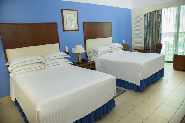 غرفة بسريرين مزدوجين بإطلالة على البحر، Barcelo Colon Miramar 3/7
