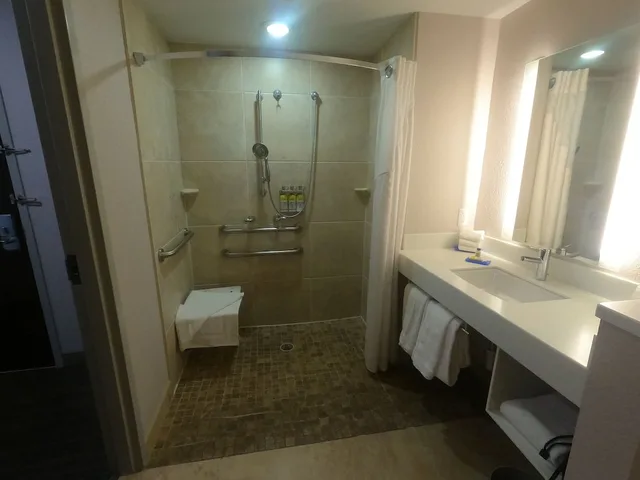 غرفة قياسية بسريرين مزدوجين لذوي الإعاقة، Holiday Inn Express Hotel and Suites Albuquerque Historic Old Town 3/5