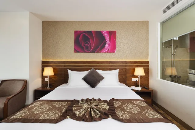 غرفة تنفيذية ثلاثية بسريرين منفصلين بإطلالة على البحر بشرفة، Sea Pearl Hotel 1/6