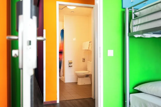 غرفة اقتصادية رباعية بسريرين منفصلين وسرير بطابقين، Amsterdam Teleport Hotel 7/7