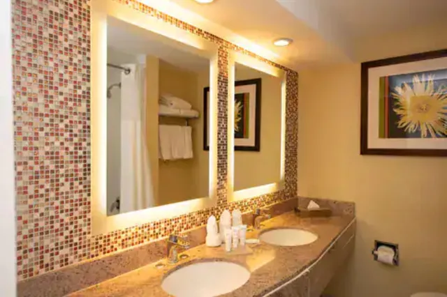 غرفة بسرير كينج بإطلالة على البحر، Radisson Aquatica Resort Barbados 2/2