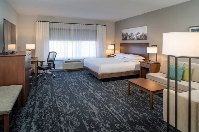 غرفة بسرير كينج مع أريكة، Delta Hotels By Marriott Huntington Mall 1/9