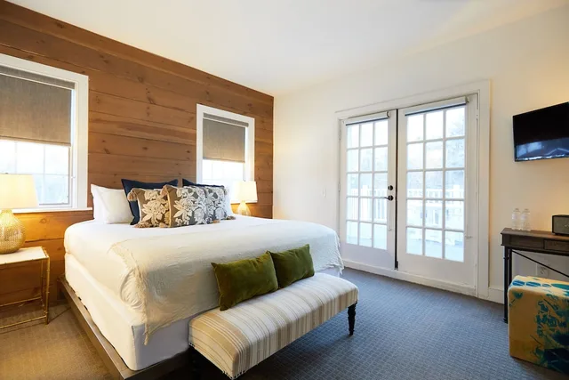 Comfort, Single, King Bed, Balcony, Shelter Harbor Inn 4/8