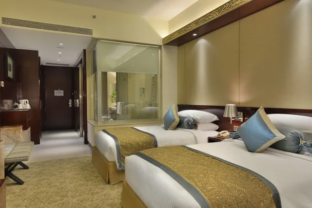 غرفة قياسية بسريرين منفصلين، Crowne Plaza Ahmedabad City Centre 3/4
