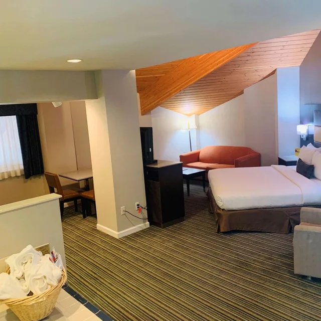 جناح بسرير كينج بشرفة، Surestay Plus Hotel By Best Western Redding 6/7