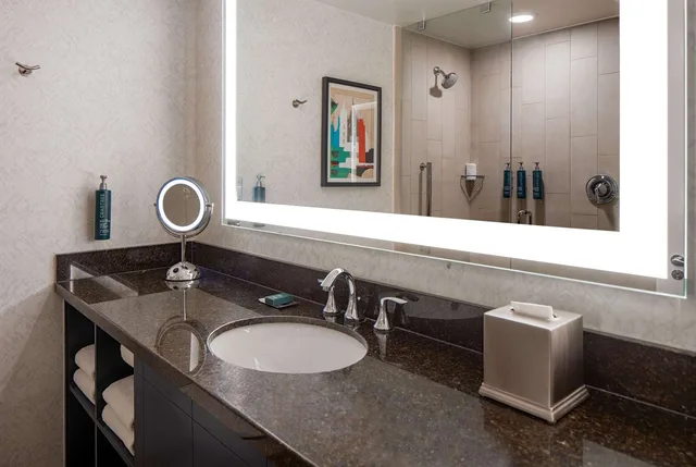 جناح بسريرين كوين بغرفة نوم واحدة مع أريكة، DoubleTree Suites by Hilton Hotel Salt Lake City Downtown 3/6