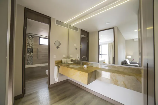 جناح بسرير كينج بغرفتين مع أريكة، Embassy Suites by Hilton Bogota Rosales 10/10