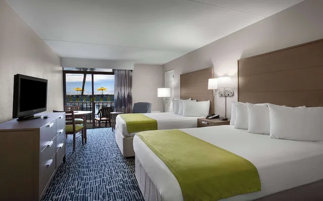غرفة قياسية بسريرين كوين بإطلالة على المسبح بشرفة، Dayton House Resort, BW Signature Collection 1/2