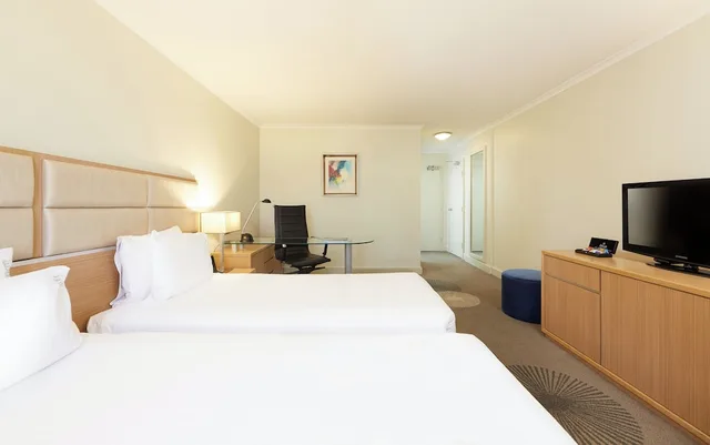 غرفة قياسية بسريرين منفصلين لذوي الإعاقة، Holiday Inn Parramatta 1/7