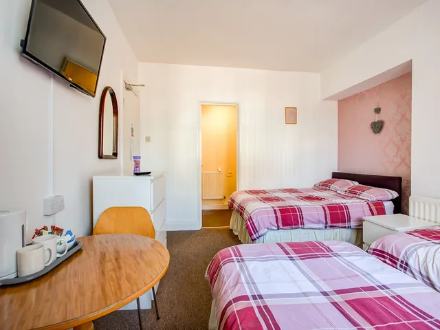 Standard Triple Room - Shared، OYO The Longlands Hotel 4/4