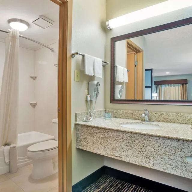غرفة بسرير كينج مع أريكة، Best Western Vicksburg 6/7