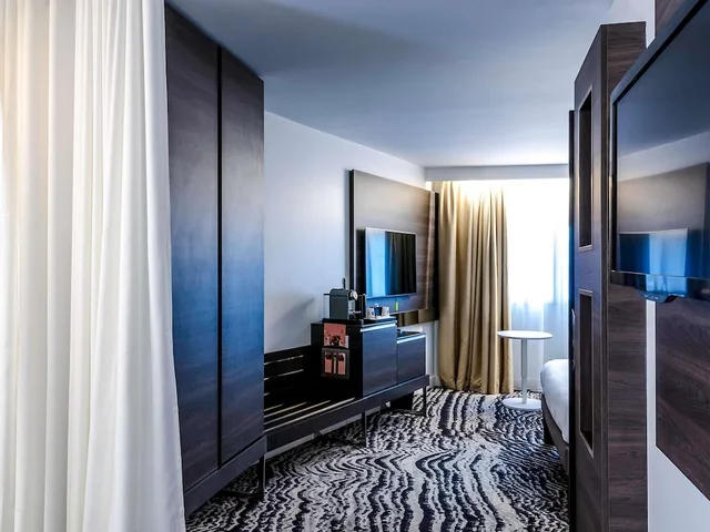 غرفة تنفيذية بسرير كوين بإطلالة على المدينة مع أريكة، Novotel Paris 14 Porte D'orleans 3/5