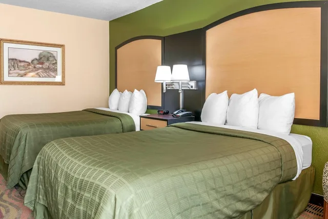 غرفة بسريرين كوين، Quality Inn Conference Center Logansport 2/3