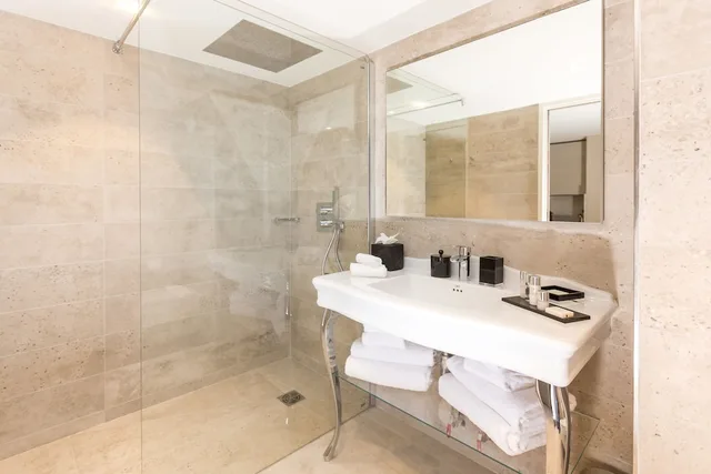 Mezzanine, Junior Suite, Queen and Twin Beds، Palais Saleya Boutique Hotel 3/3