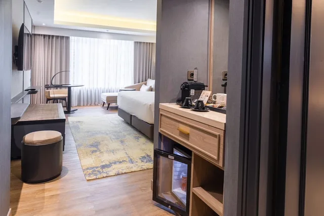Premium, King Bed, ARTOTEL Suites Mangkuluhur 2/3