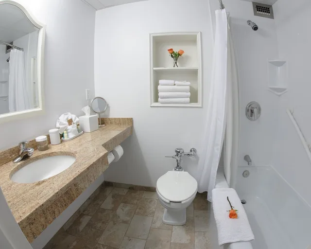 غرفة قياسية بسريرين كوين، Norwalk Inn and Conference Center 4/6