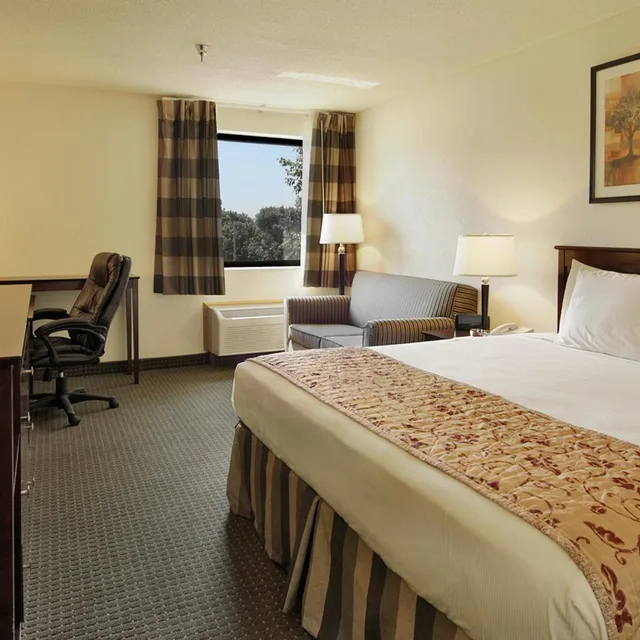 جناح عائلي ديلوكس بسرير كينج، Ramada By Wyndham Bettendorf 1/3