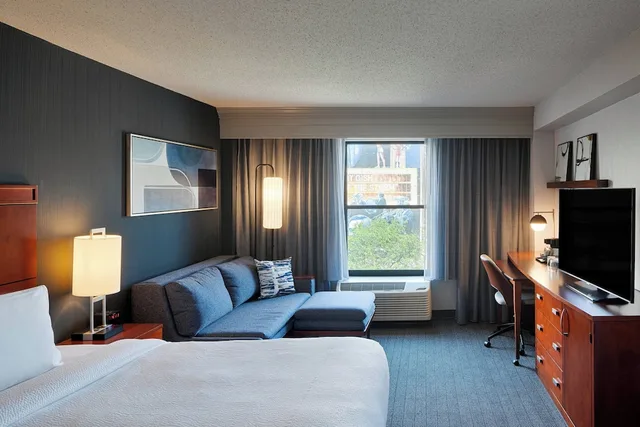 غرفة بسرير كينج مع أريكة، Courtyard By Marriott Springfield Downtown 1/4