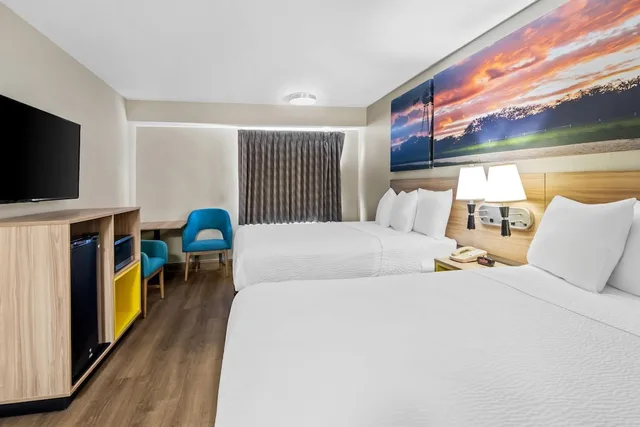 غرفة قياسية بسريرين كوين، Days Inn & Suites by Wyndham DeSoto 1/8