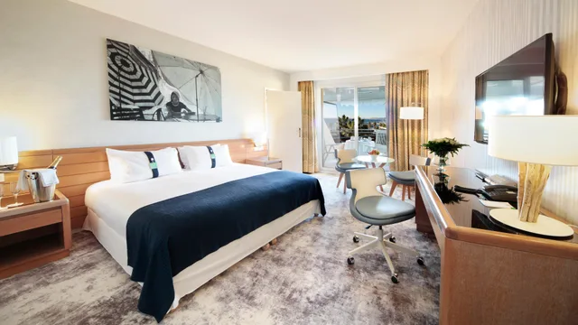 جناح بسرير كينج بإطلالة على البحر، HOLIDAY INN RESORT NICE - PORT SAINT LAURENT 2/7