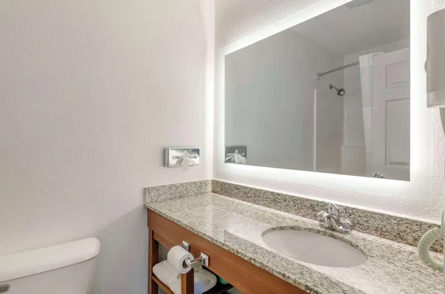 جناح بسرير كينج، Comfort Inn Wytheville - Fort Chiswell 2/3