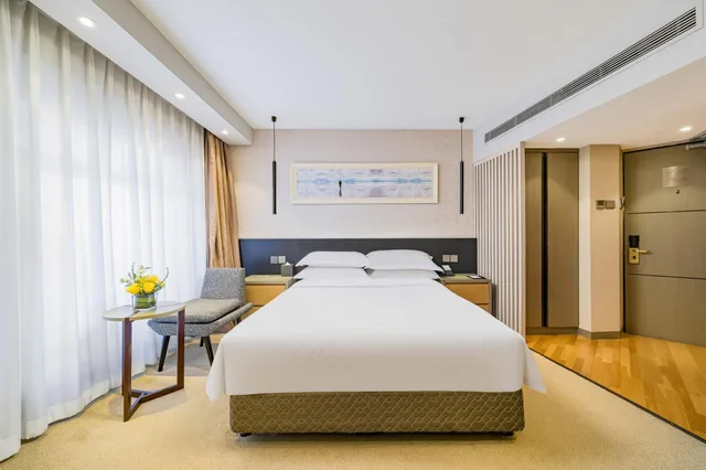 Special, Queen Bed، Landmark Towers 2/4