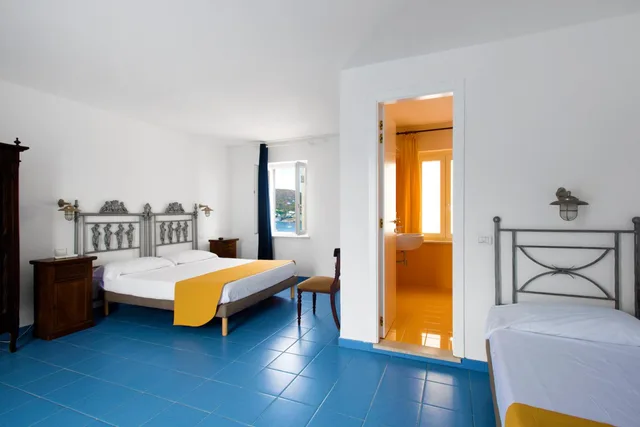 غرفة ثلاثية بإطلالة على البحر، Hotel Torre Dei Borboni 1/8