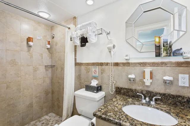 Room, Futon Bed, Queen Bed, Bay Front, Sofa، Bay Palms Waterfront Resort - Hotel and Marina 4/4