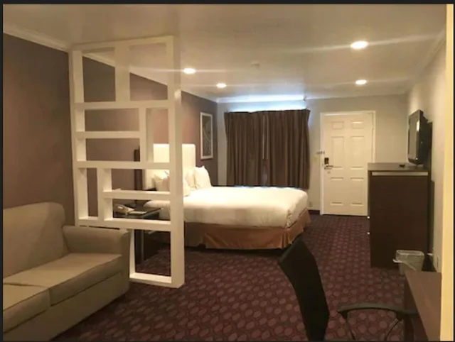 Feature, King Bed, Sofa، Hotel Pacific Manhattan Beach (ex. Crimson Hotel) 5/6
