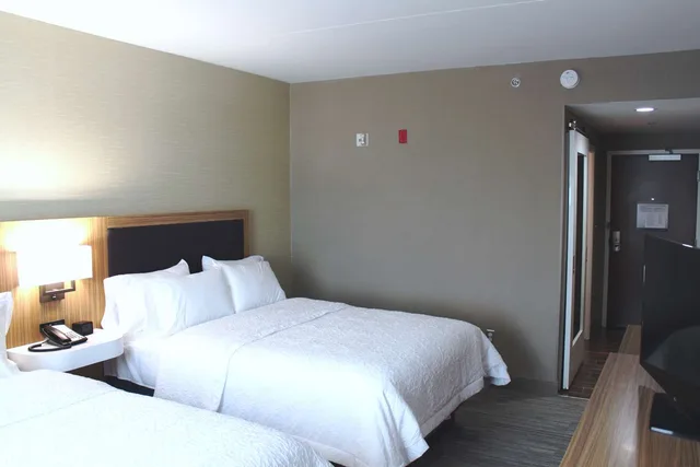 غرفة بسريرين كوين بحوض استحمام لذوي الإعاقة، Hampton Inn Forsyth Ga 1/4