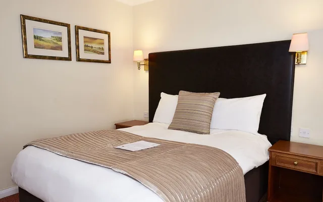 غرفة بسرير كينج، Raven Hotel 1/3
