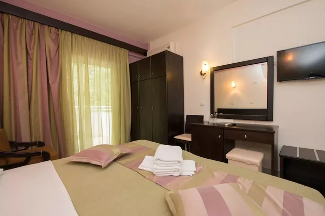 غرفة قياسية بسرير مزدوج وسرير فردي بإطلالة على الجبل، Maranton Beach Hotel 2/3