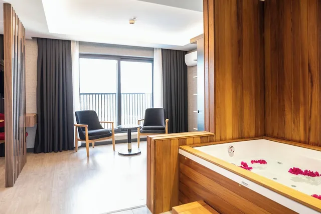 Suite, King Bed, Pool Side، Ramada by Wyndham Dalaman 3/3