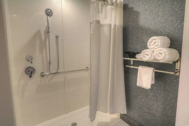 غرفة بسرير كينج لذوي الإعاقة، FAIRFIELD INN AND SUITES GATLINBURG DOWNTOWN 5/5