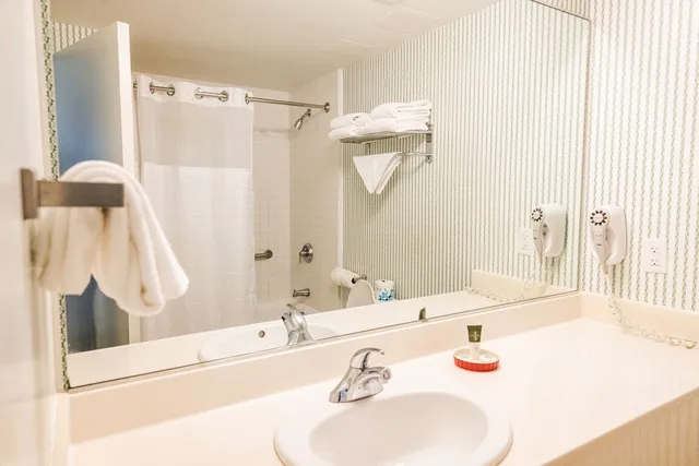 غرفة قياسية بسريرين مزدوجين، Woodlands Hotel & Suites - A Colonial Williamsburg Hotel 2/3
