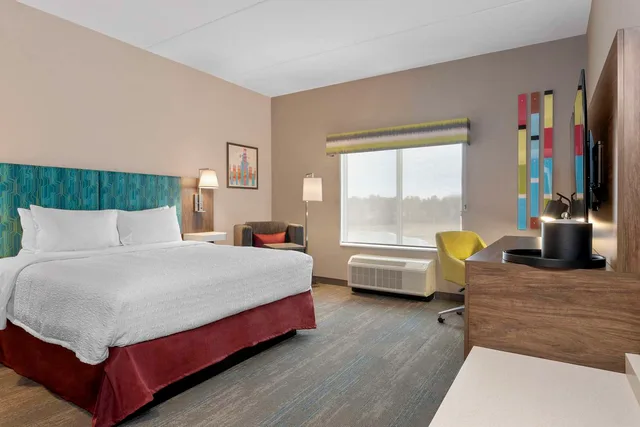 غرفة بسرير كينج بحوض استحمام لذوي الإعاقة، Hampton Inn by Hilton Cornwall 1/6