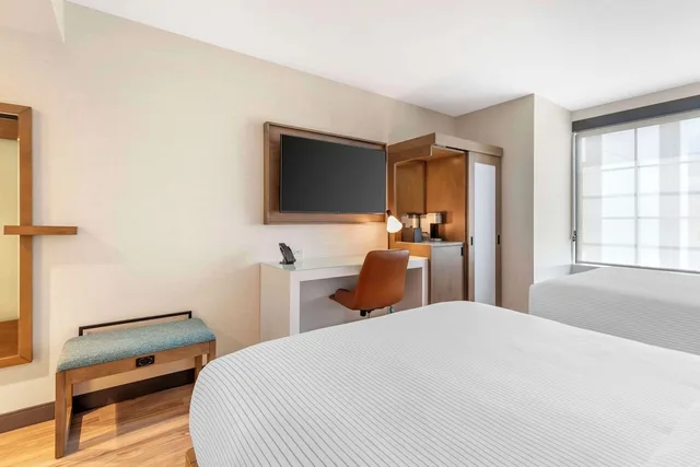 غرفة بسريرين كوين لذوي الإعاقة، Cambria Hotel Denver Downtown RiNo CO 5/6