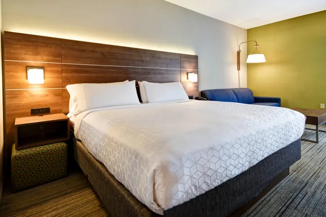 غرفة بسرير كينج، Holiday Inn Express Newport North - Middletown 1/6