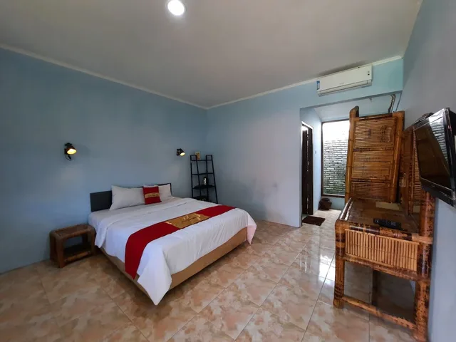 غرفة ديلوكس بسرير كوين بإطلالة على المسبح، Hotel Pesona Bulan Baru Senggigi 3/5
