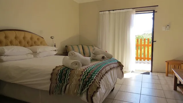 غرفة بسرير كوين، Karoo-Koppie Guesthouse 1/3