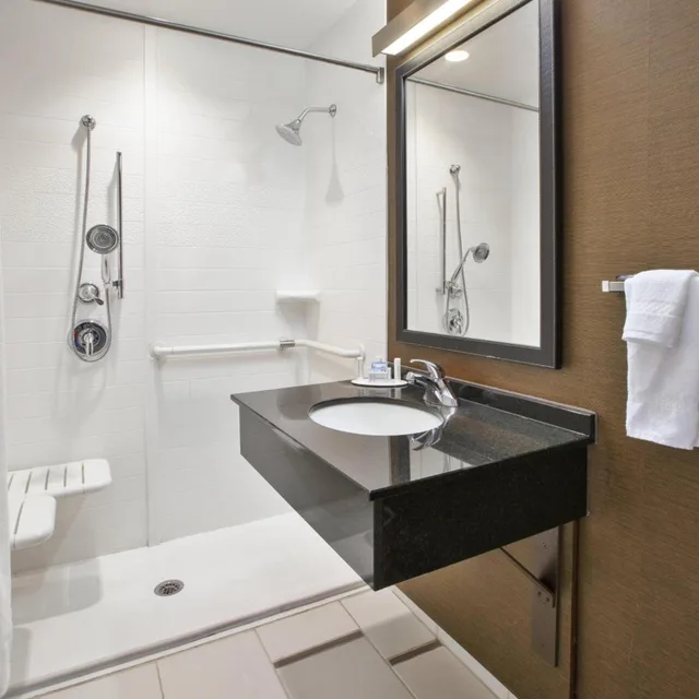 غرفة بسريرين كوين بحوض استحمام لذوي الإعاقة، Fairfield Inn Suites Milwaukee Downtown 2/4